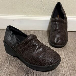 SafeT Step Slip Resistant Work Clogs | Embossed Brown Slip-On Shoes | Sz 5.5